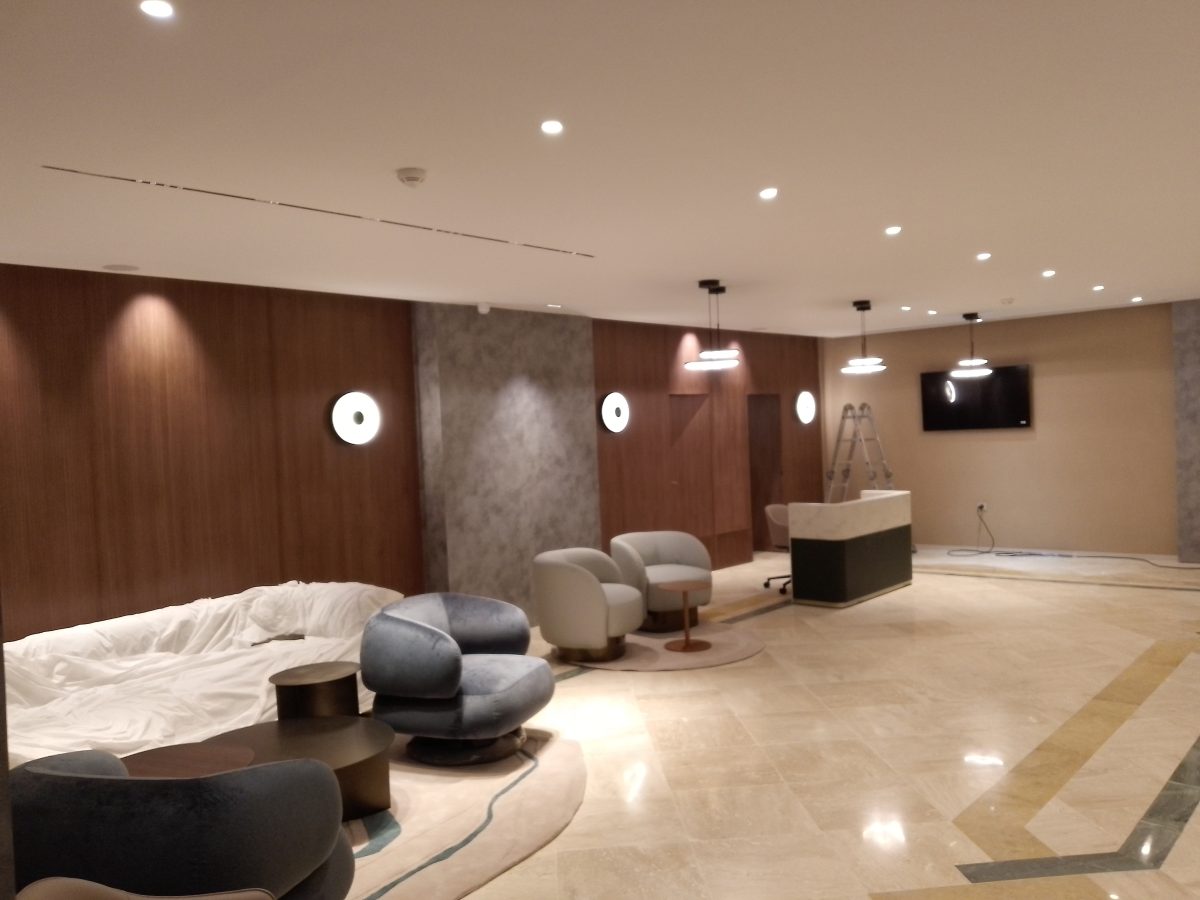 Éclairage d'un hall d'accueil