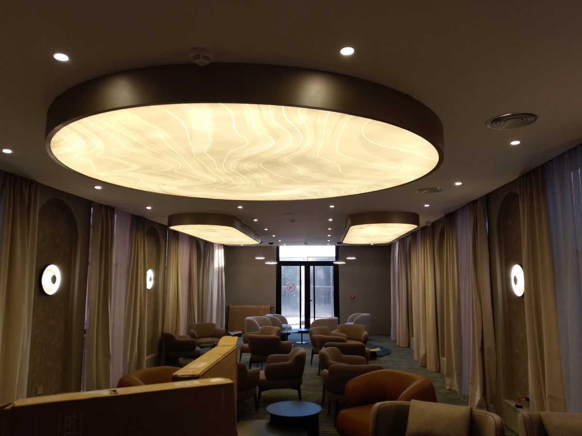 Plafonniers lumineux d'un salon lounge