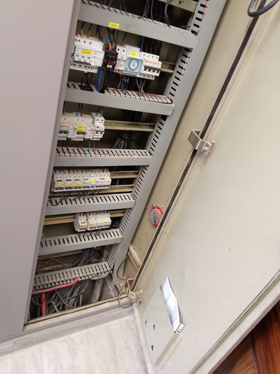 Plafonniers lumineux dans un salon d'accueil