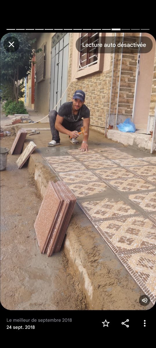 Pose de carreaux de ciment à motifs, en cours