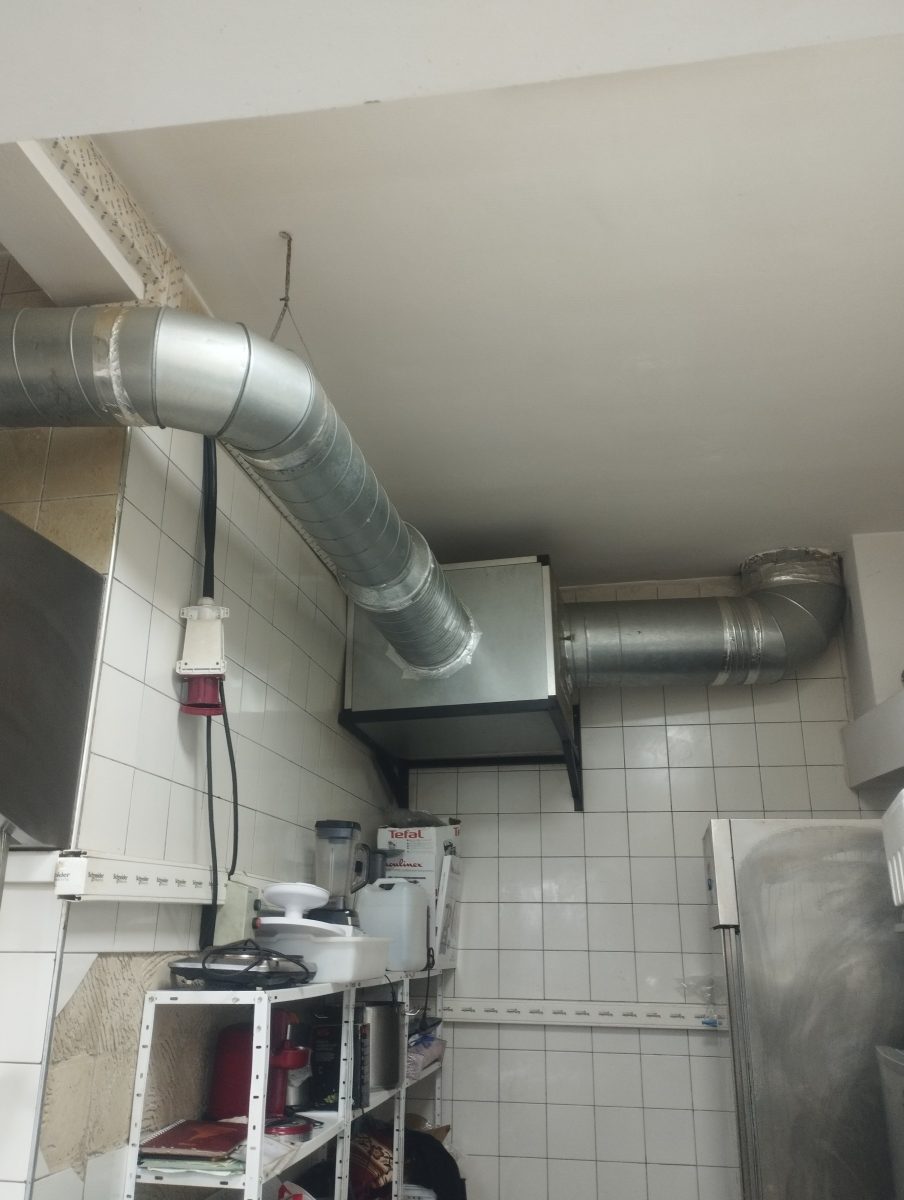 Réseau de gaines de ventilation galvanisées au plafond