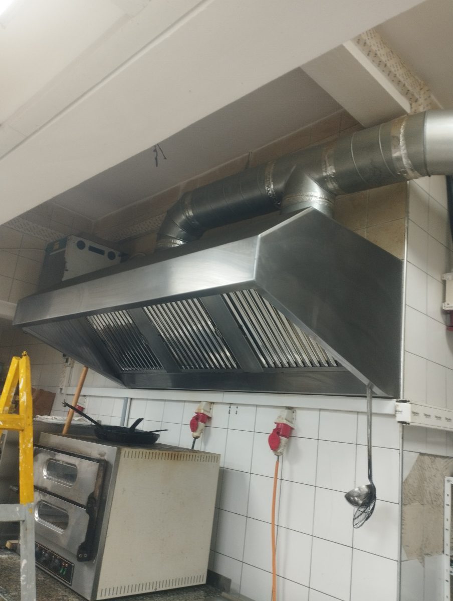 Hotte professionnelle en inox à filtres et gaines galvanisées