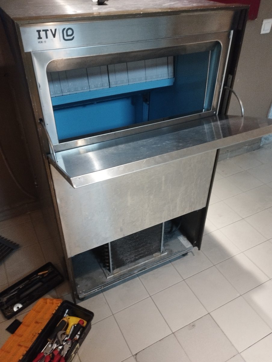 Machine à glacons professionnelle en inox, en entretien
