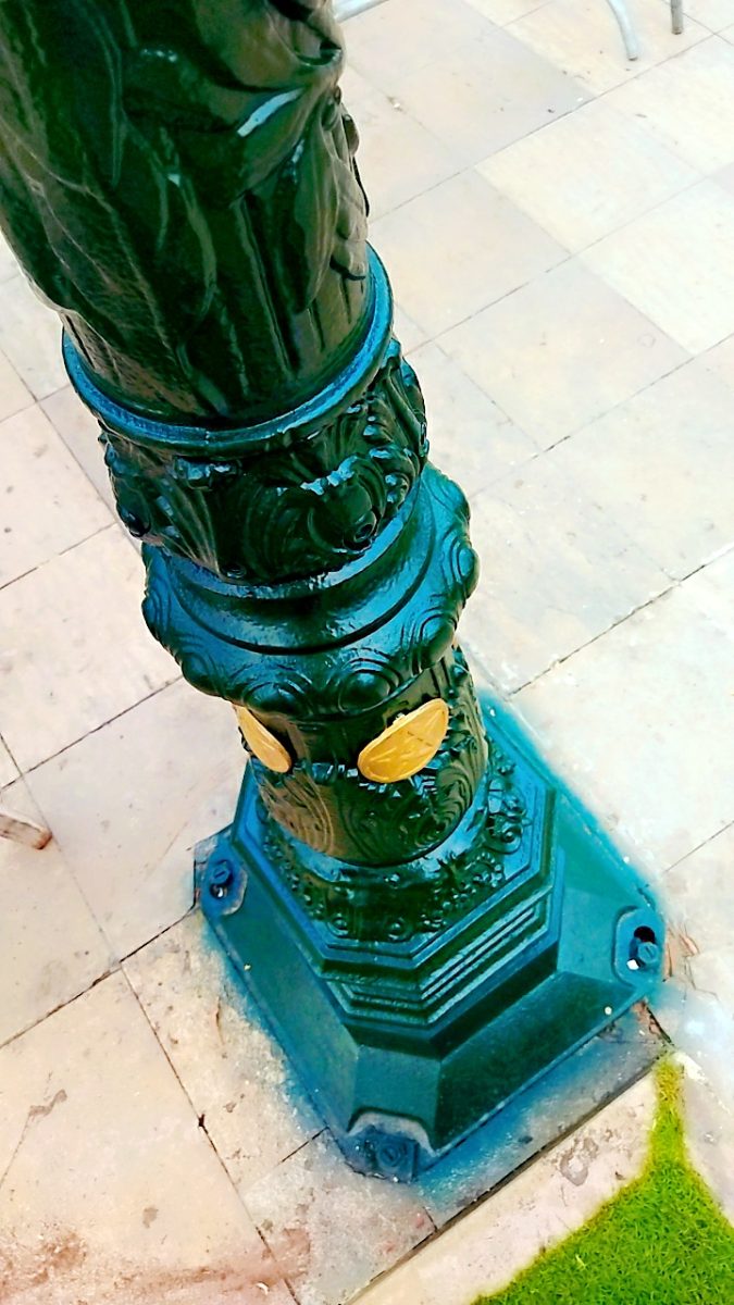 Base de candelabre en fonte peinte à ornements