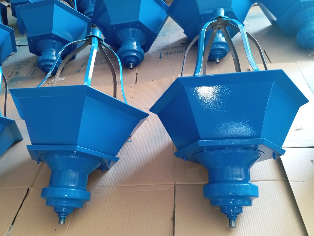 Têtes de candélabres en fonte peinte en bleu