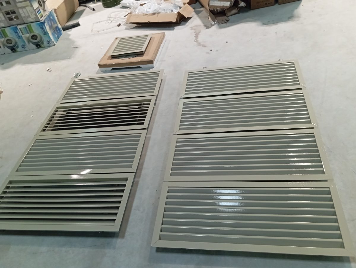 Grilles de ventilation à ailettes en aluminium peint gris