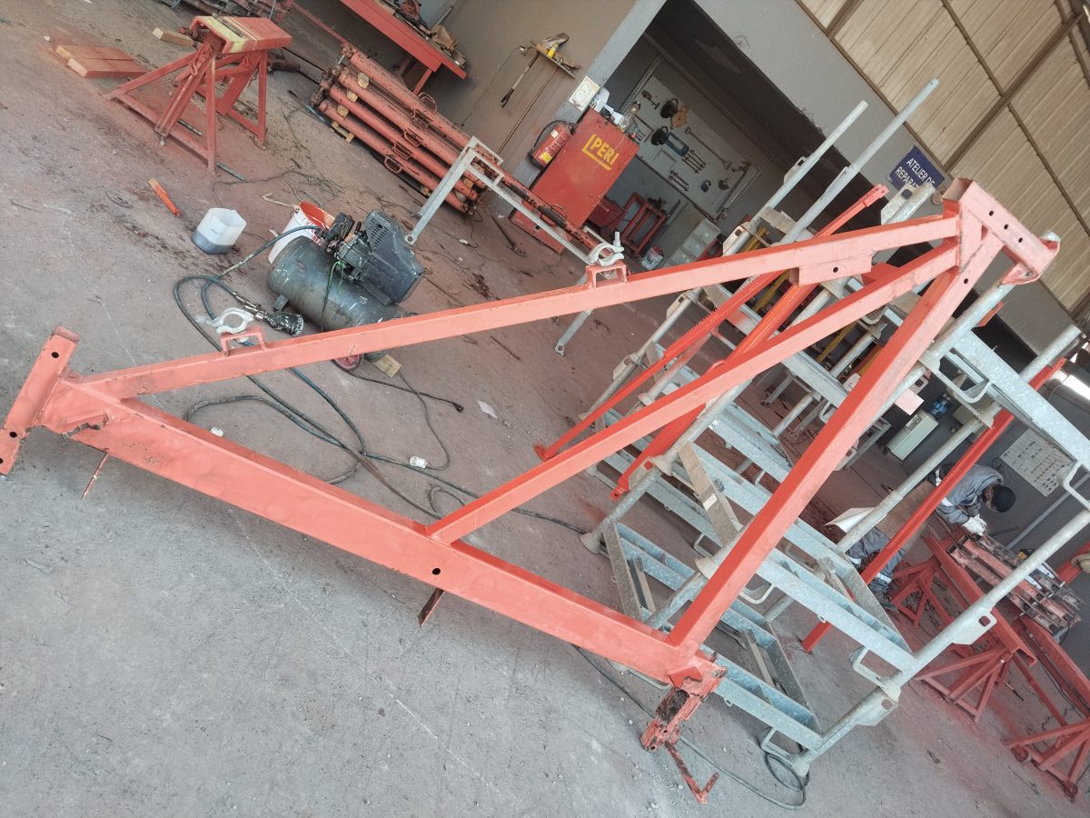 Structure métallique orange en atelier de charpente