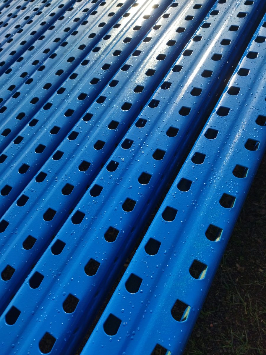 Profilés métalliques perforés peints en bleu
