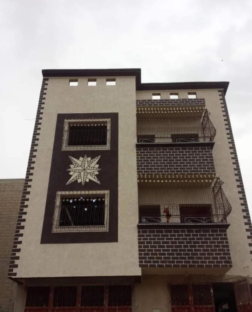 Façade à enduit bicolore et etoile décorative en mosaïque