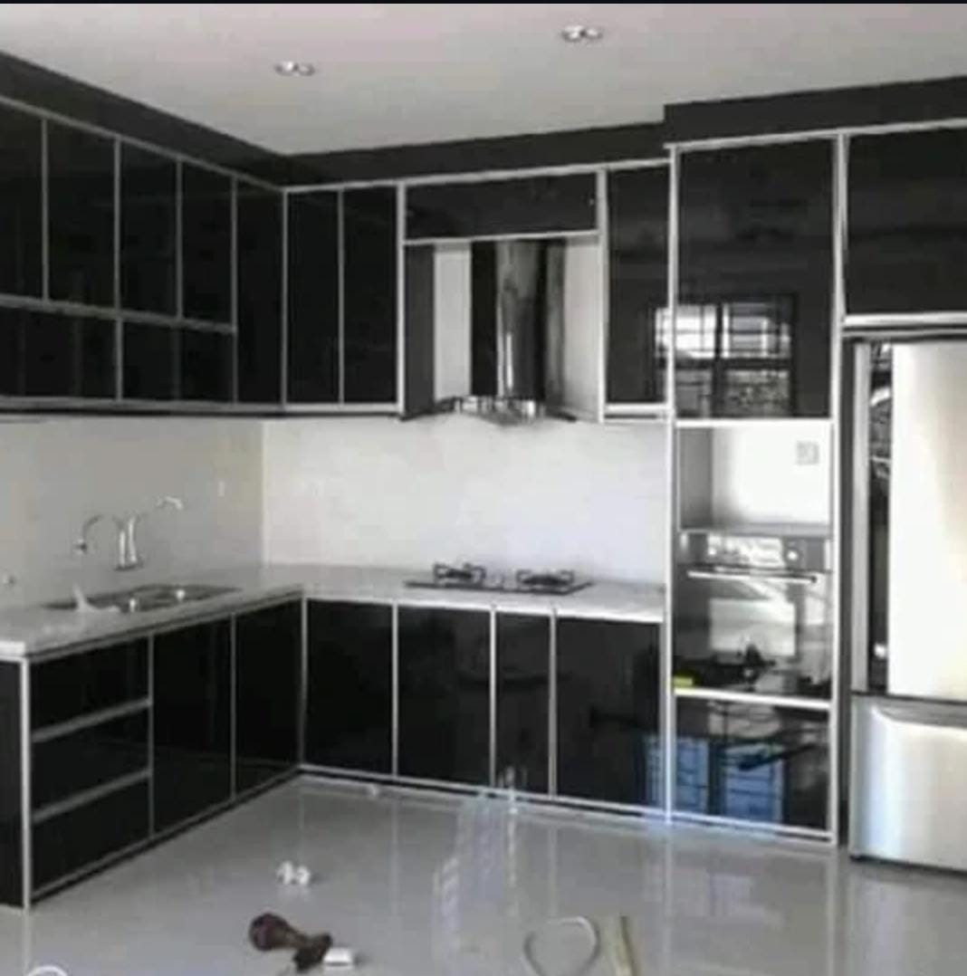 Cuisine en L noire brillante à façades aluminium et verre