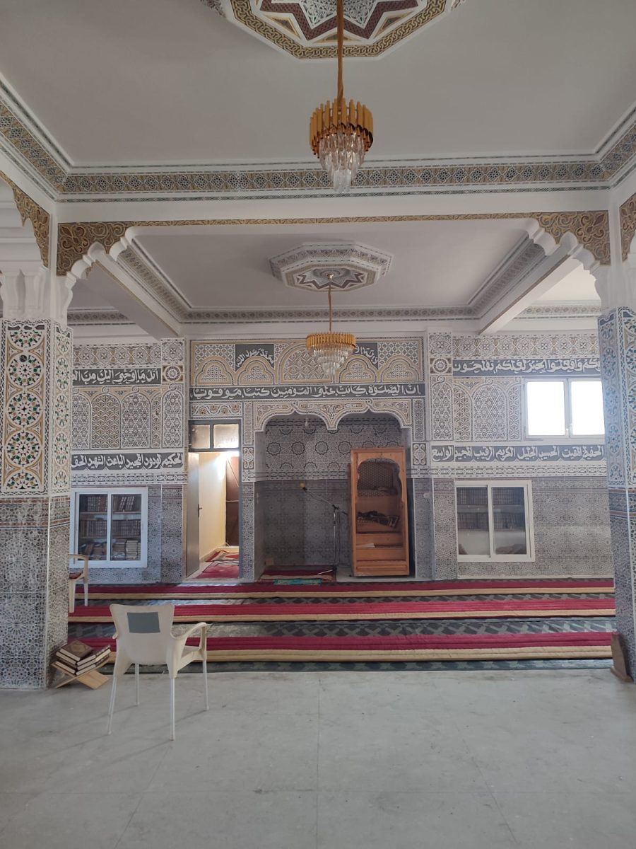 Salle de prière à murs en zellige et plâtre sculpté doré