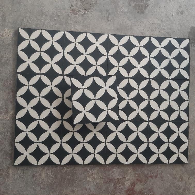 Carreaux de ciment noir et blanc