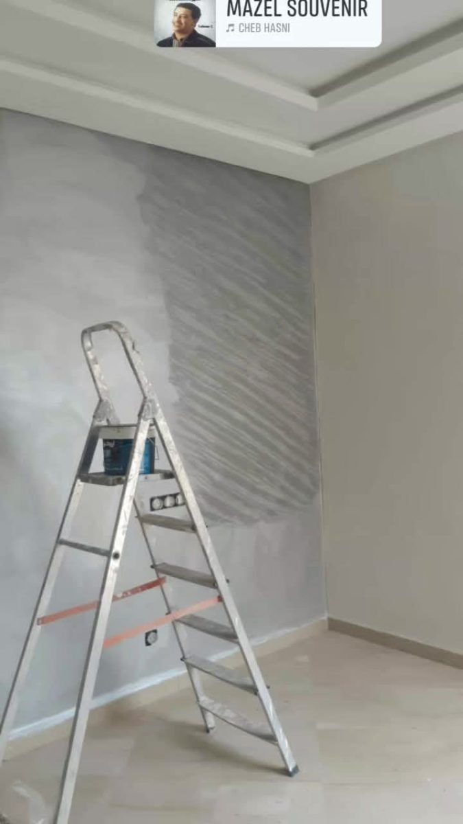 Mur en cours d'enduit décoratif nacré gris à la taloche