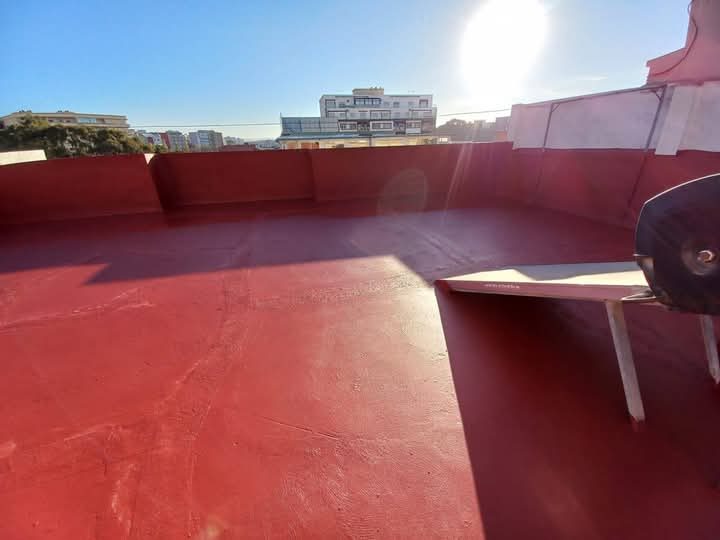 Terrasse au sol traité en rouge