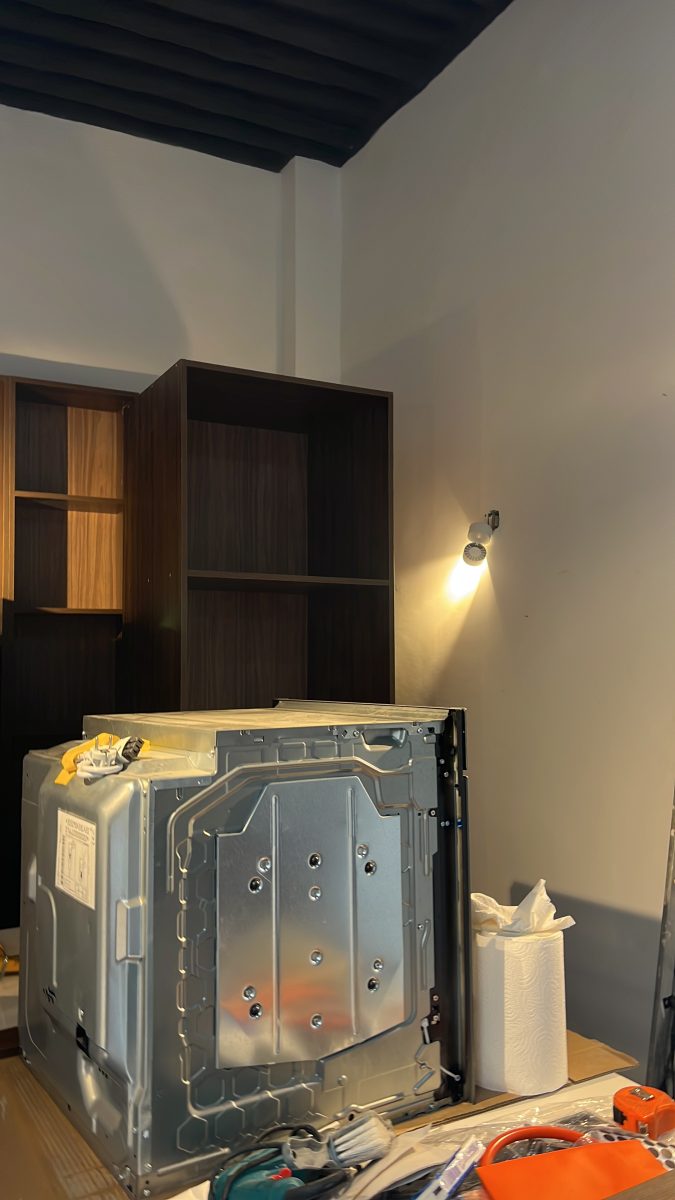Colonne de cuisine en noyer en cours d'installation