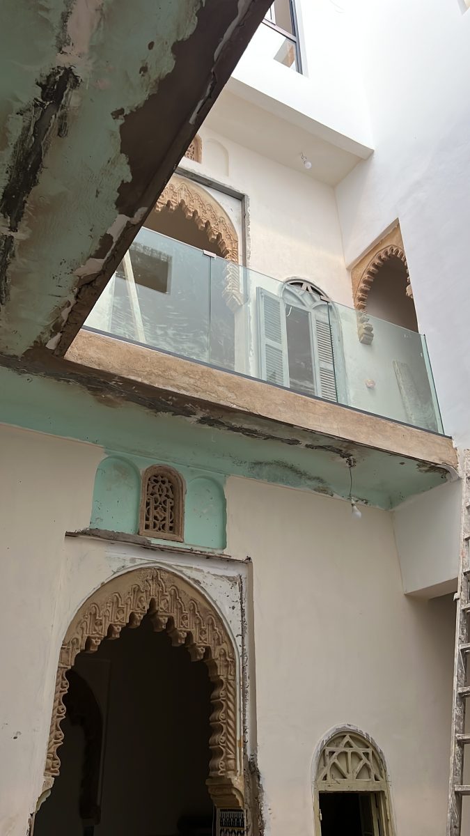 Garde-corps en verre d'étage de riad