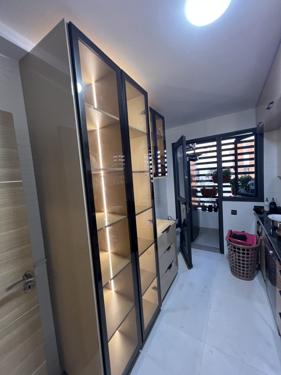 Meuble vitré et baie en aluminium