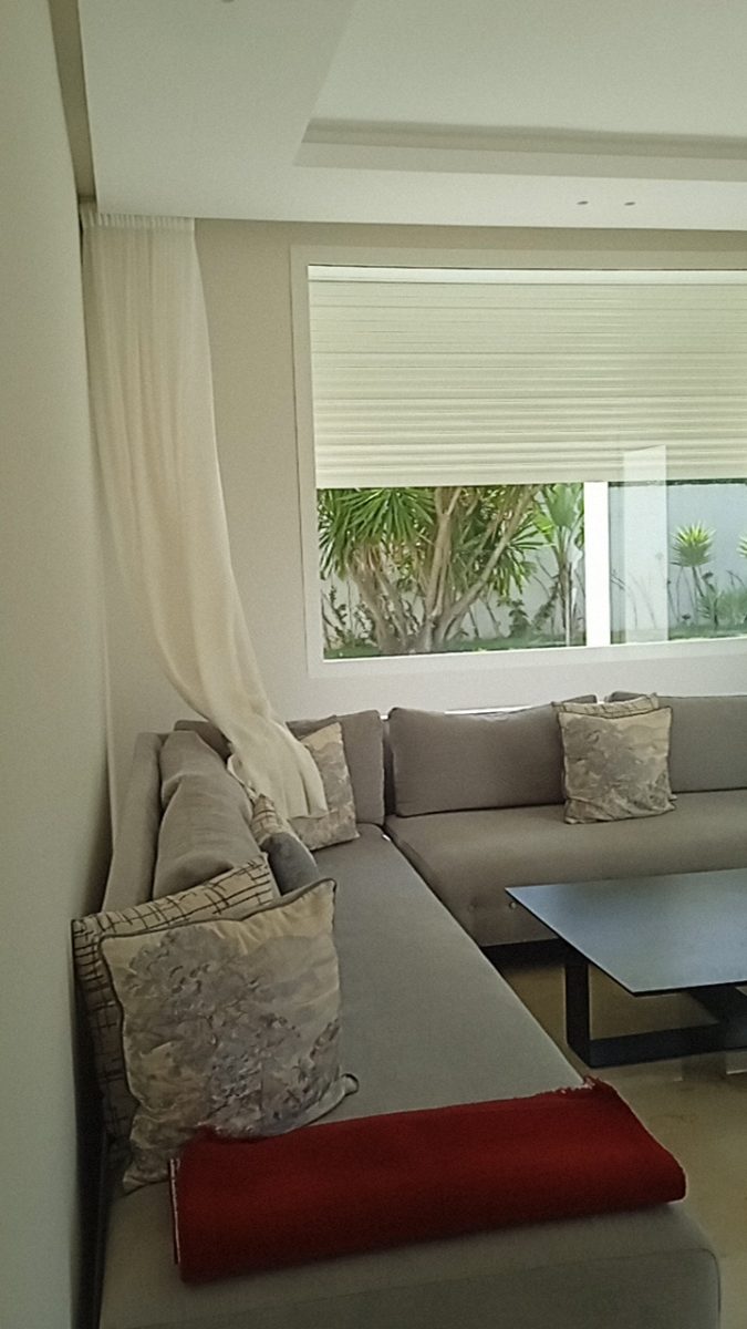 Salon peint en crème sur jardin a Sale