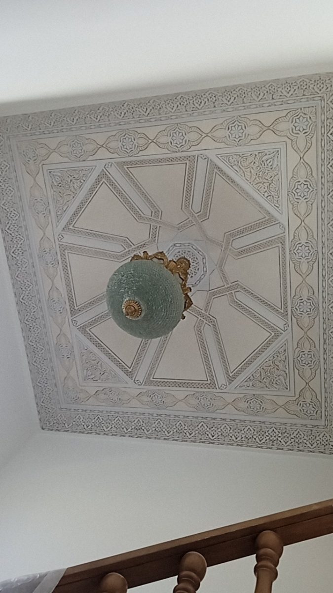 Plafond au pochoir arabesque en cage d'escalier