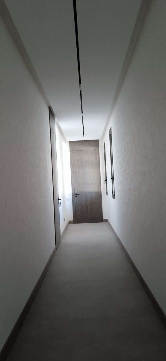 Couloir à finition décorative taupe a Sale