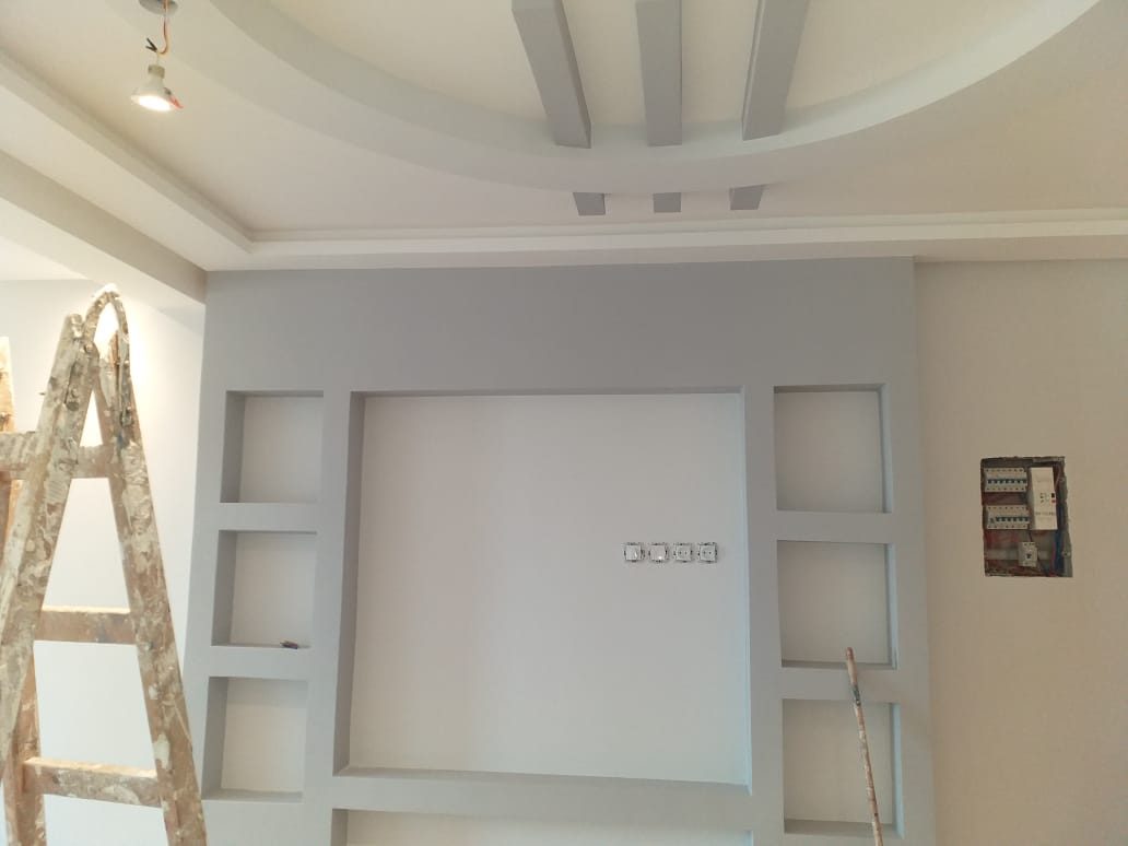 Mur TV en niches peint en gris