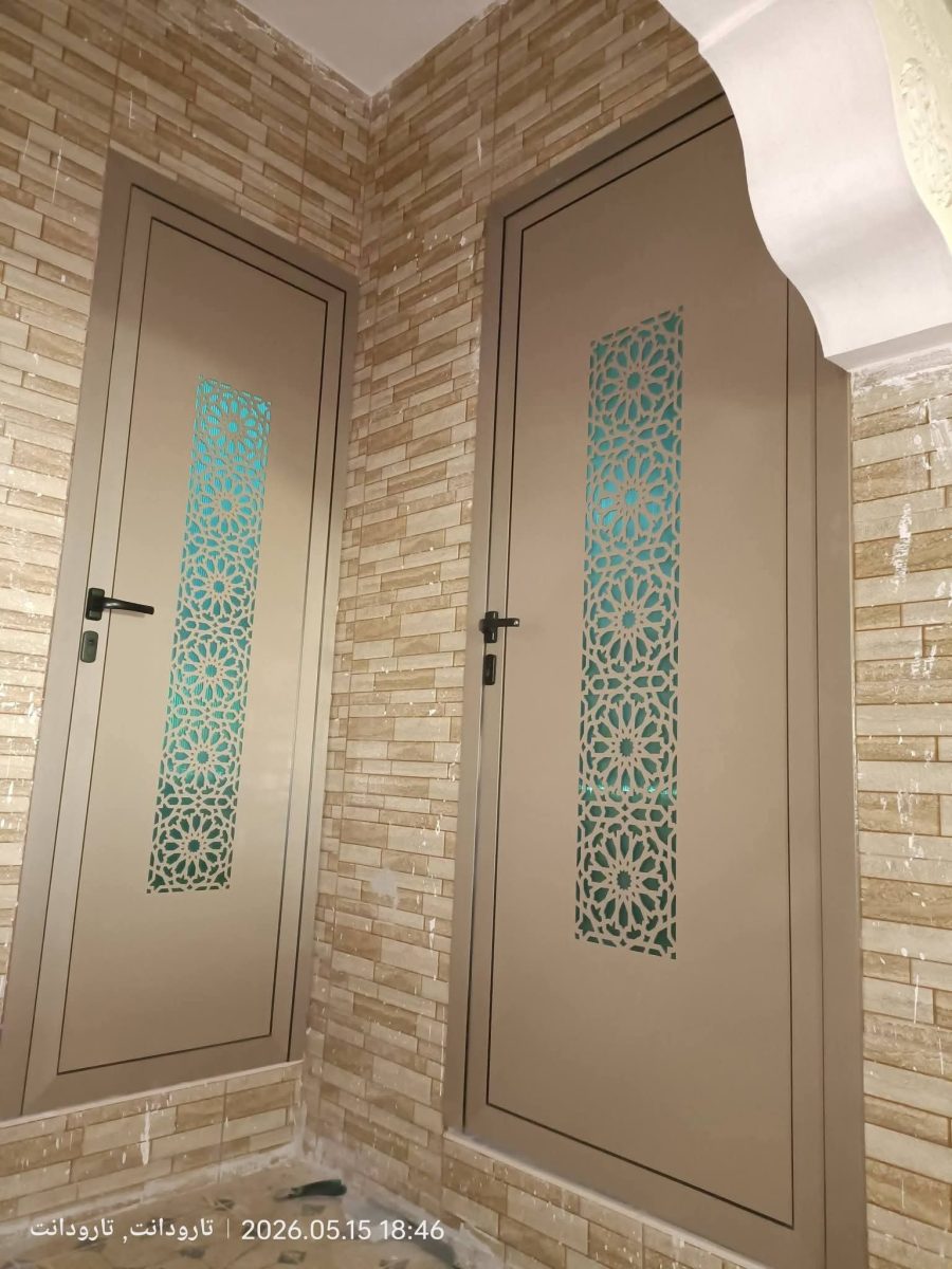 Portes en aluminium à panneau découpe motif rosaces zellige