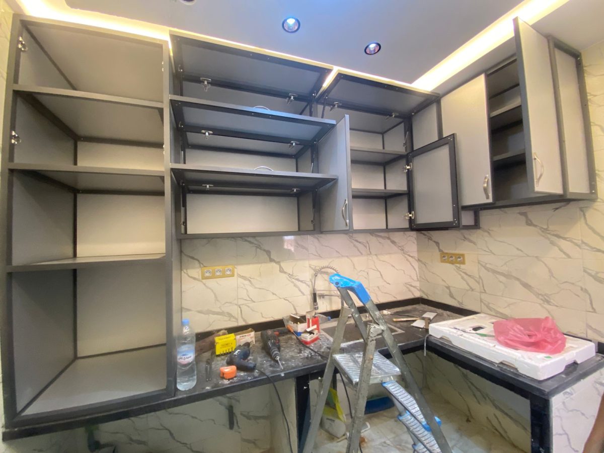 Montage d'une cuisine en aluminium gris