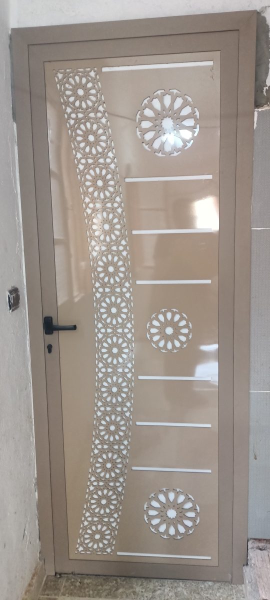 Porte en aluminium à rosaces ajourées