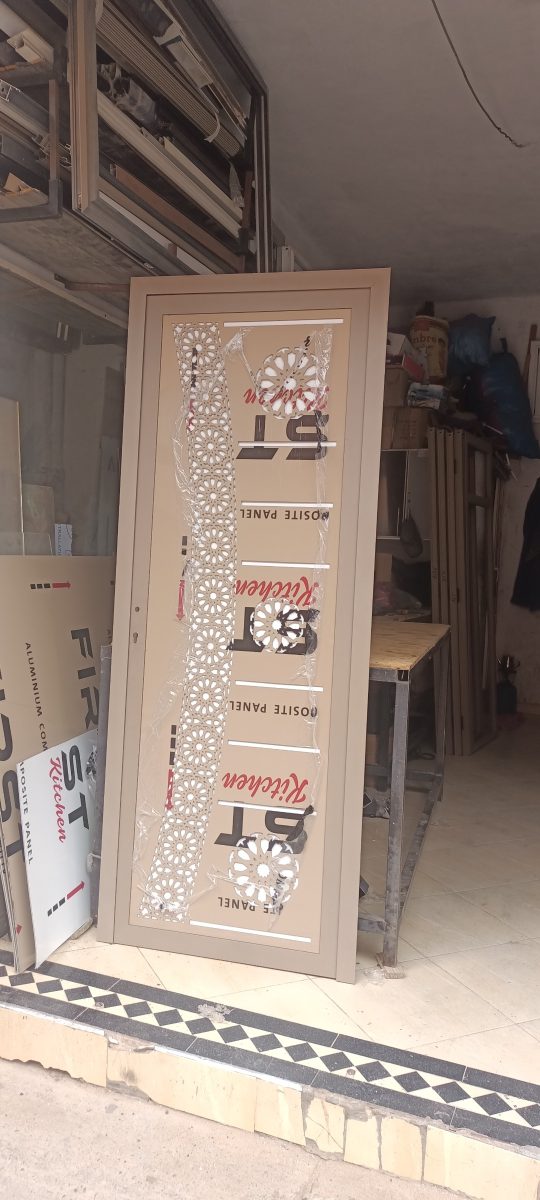 Porte en aluminium à panneau ajouré