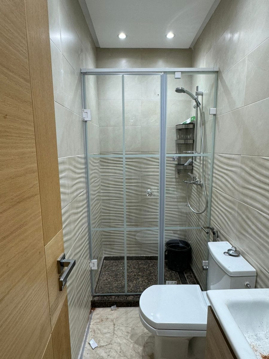 Paroi de douche d'angle en verre à cadre aluminium
