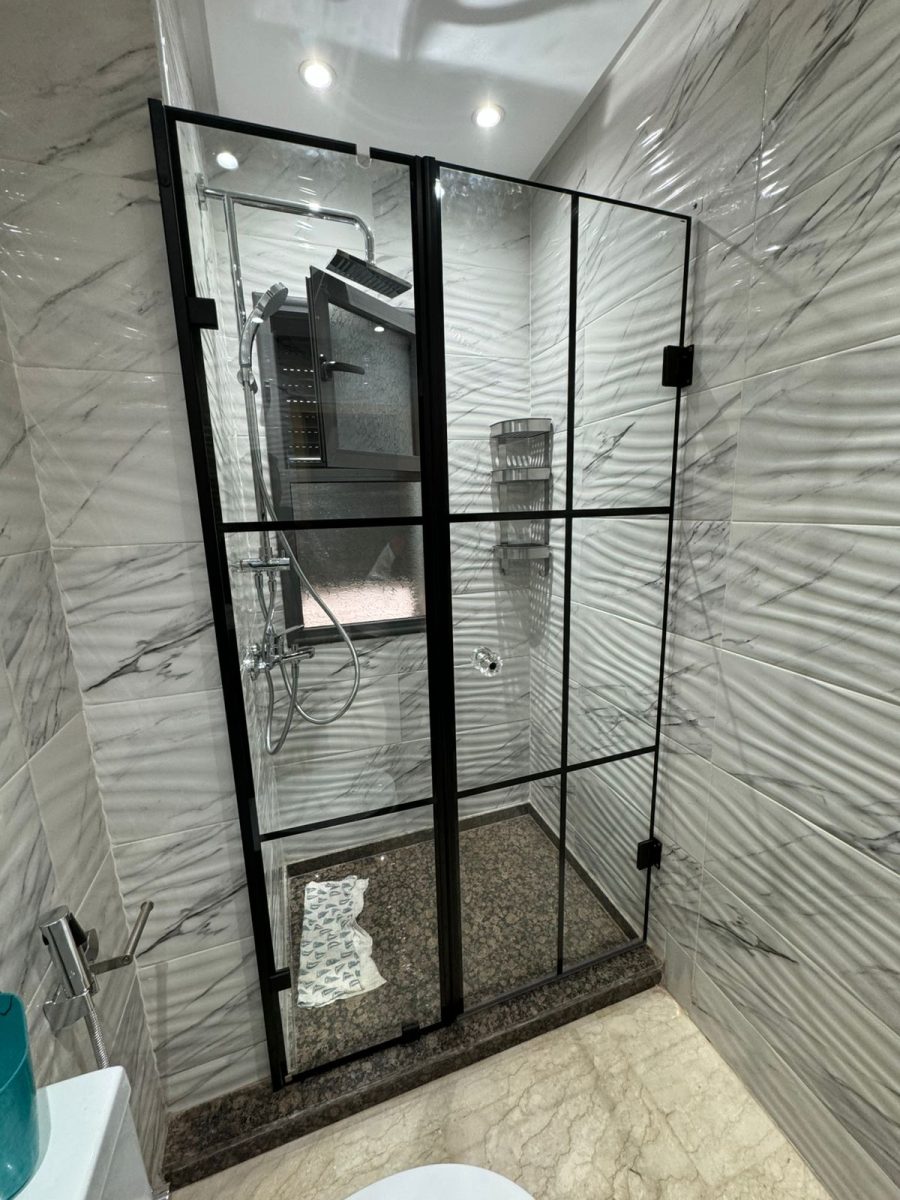 Paroi de douche en verre à cadre noir quadrille