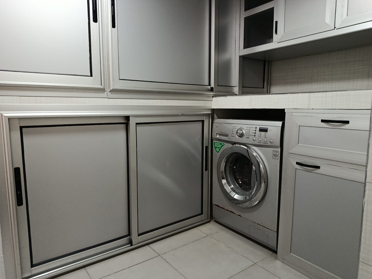 Meuble de buanderie en aluminium gris à portes coulissantes