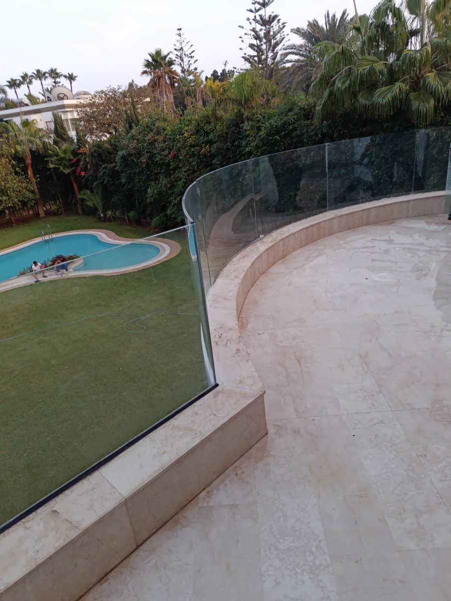 Terrasse en marbre à garde-corps en verre