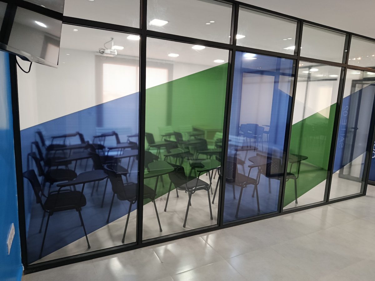 Cloison vitrée de salle de classe à cadre aluminium et film