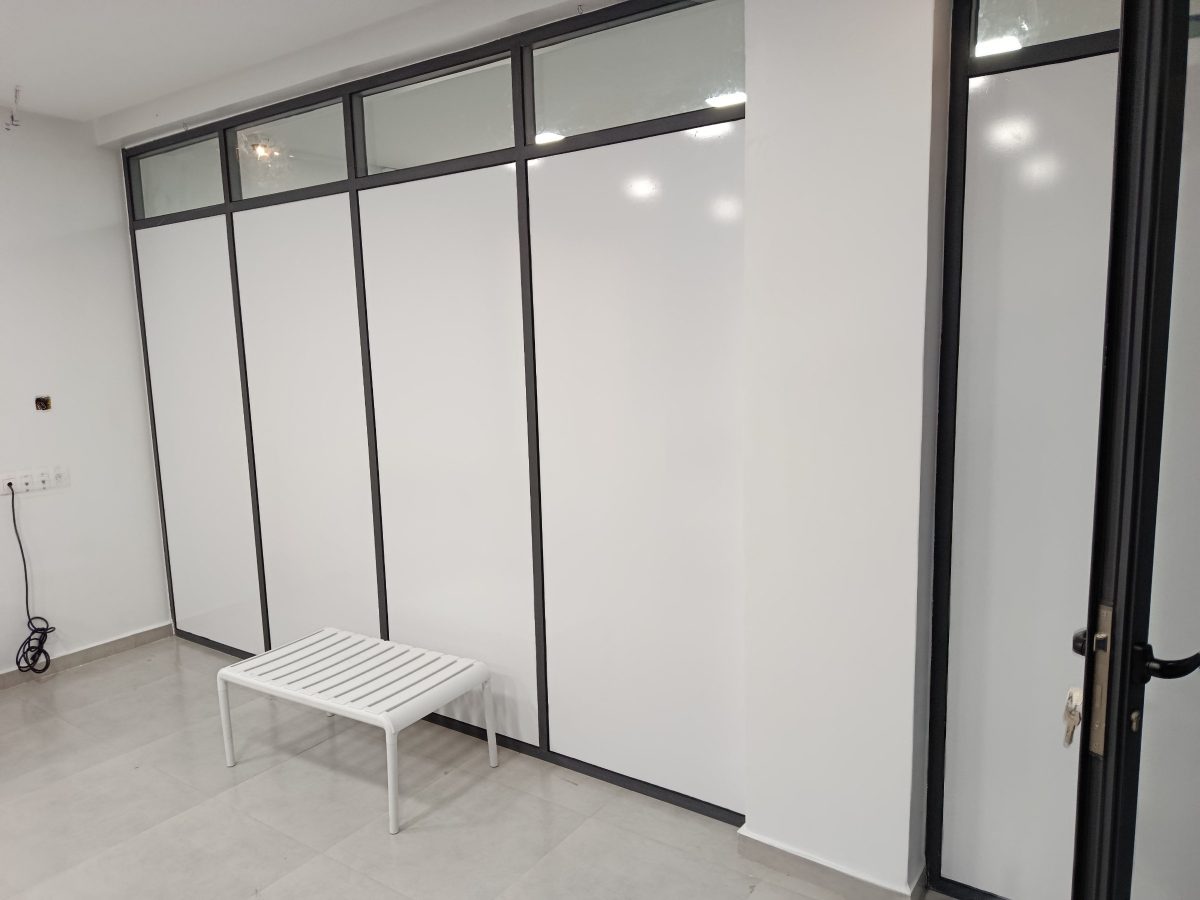 Cloisons vitrées à cadre aluminium noir et panneaux depolis