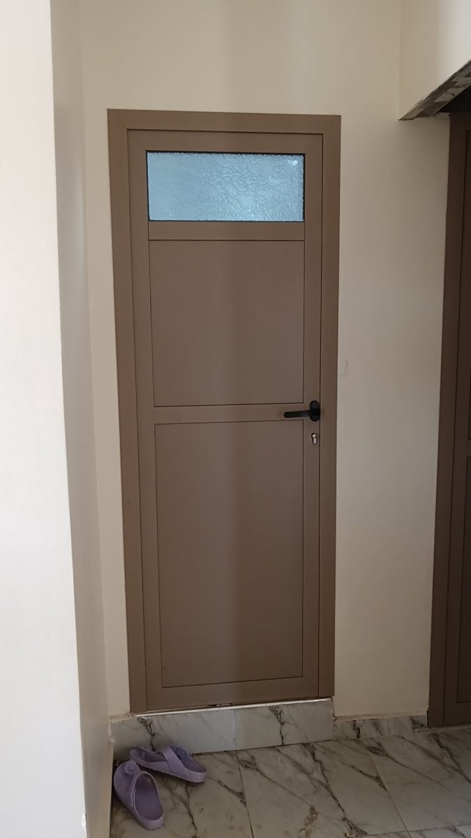 Porte en aluminium à imposte vitrée a Temara