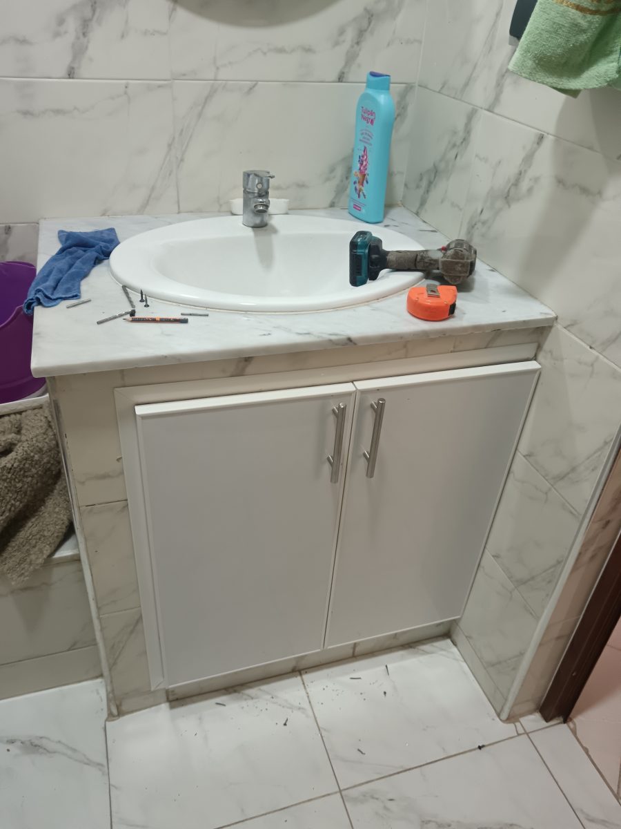 Meuble sous-vasque blanc en salle de bain à Temara
