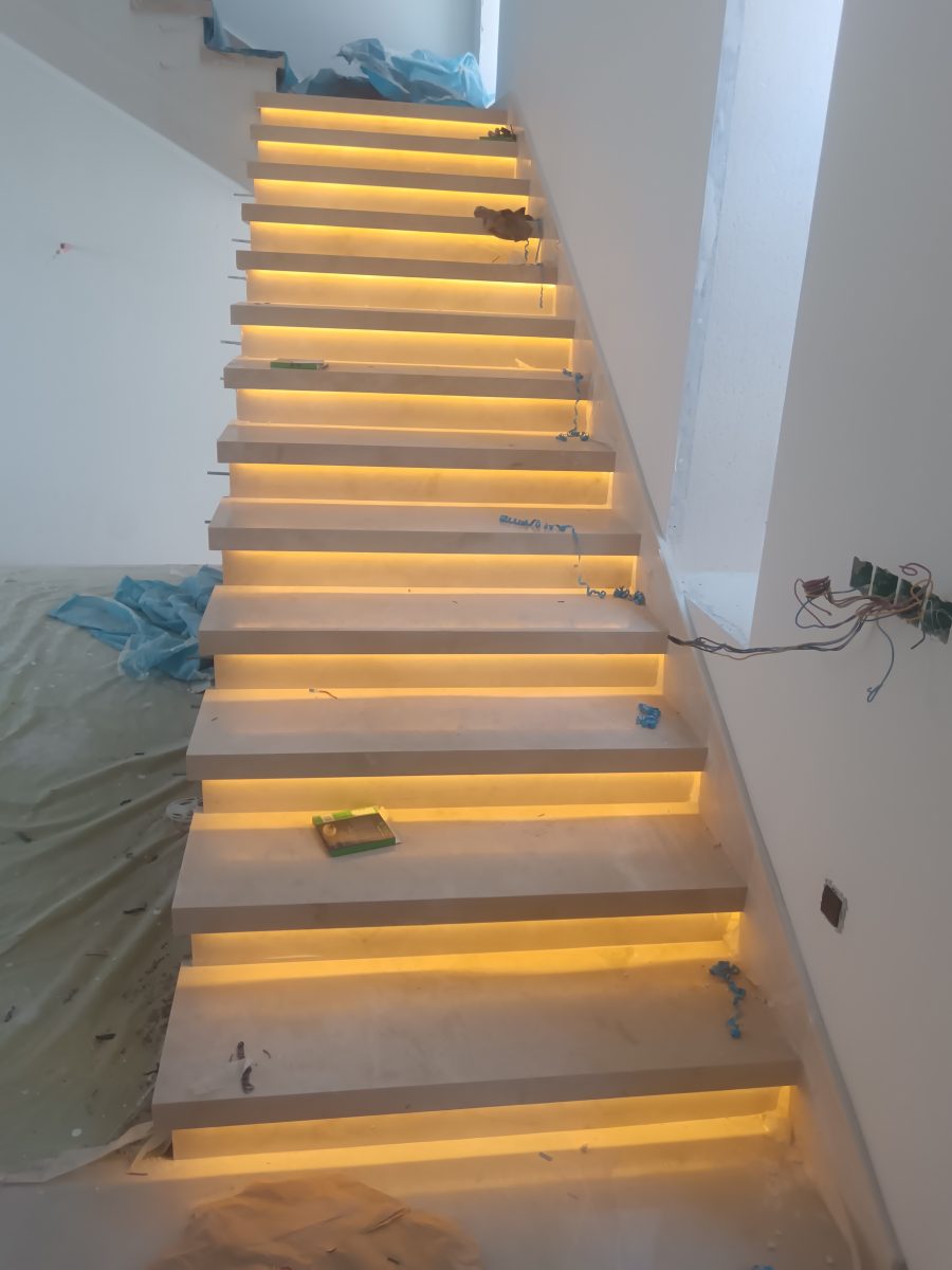 Escalier à marches rétro-éclairées LED