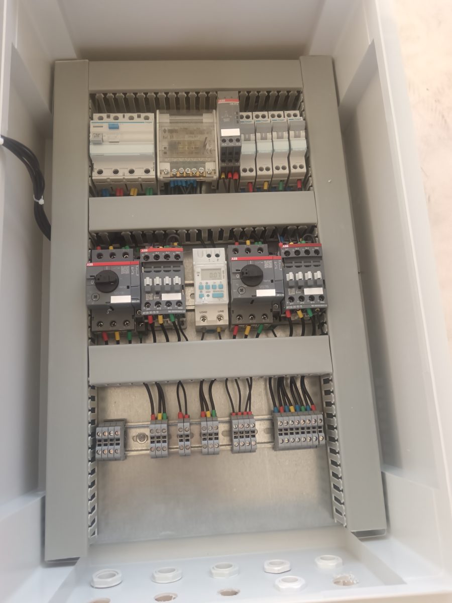 Coffret électrique à disjoncteurs et minuterie
