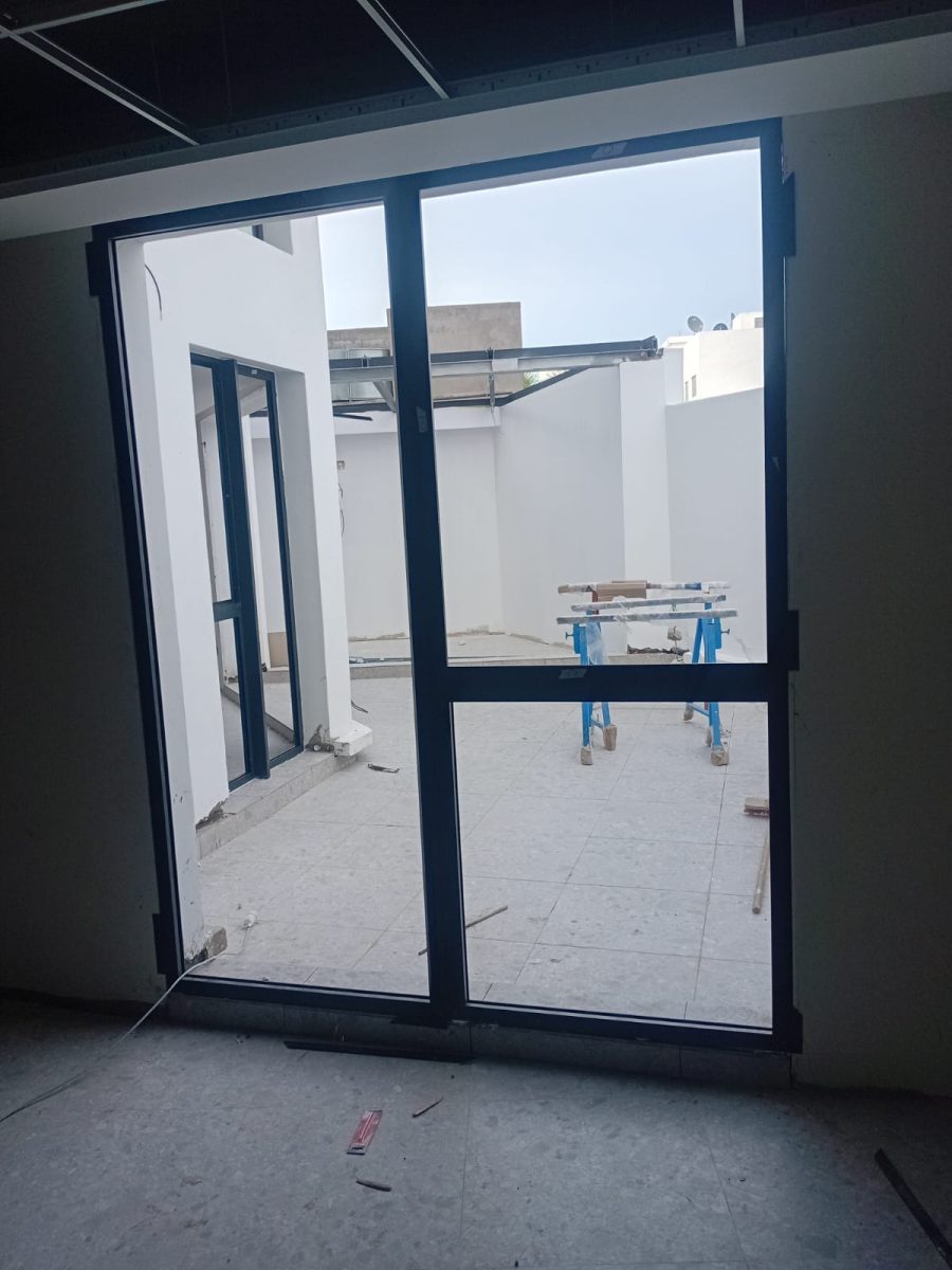 Porte vitrée en aluminium noir sur patio