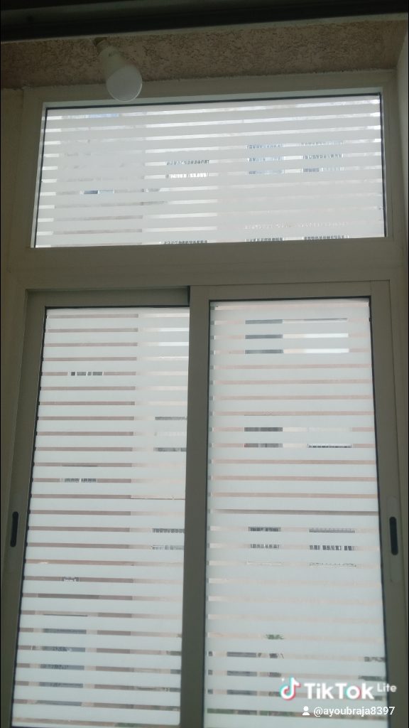 Fenêtre en aluminium blanc à jalousie à lames de verre