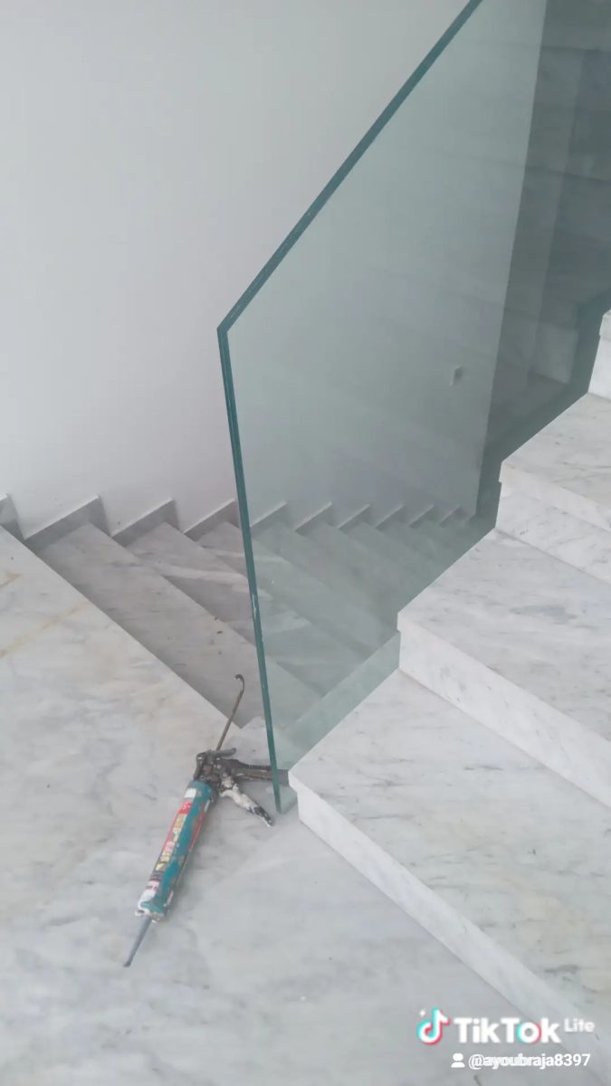 Garde-corps d'escalier en verre trempe et escalier marbre