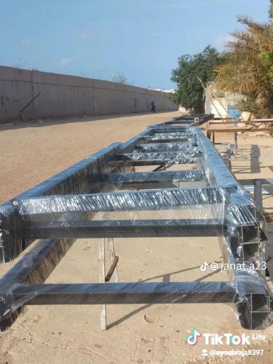 Ossature en aluminium noir sous film, à l'extérieur