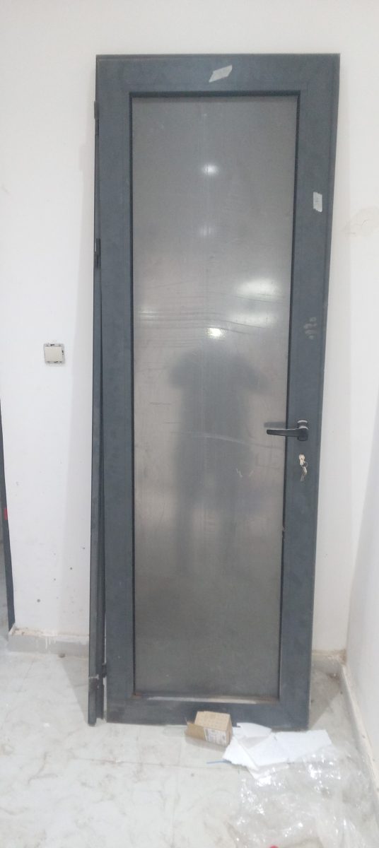 Porte en aluminium anthracite à panneau vitre dépoli