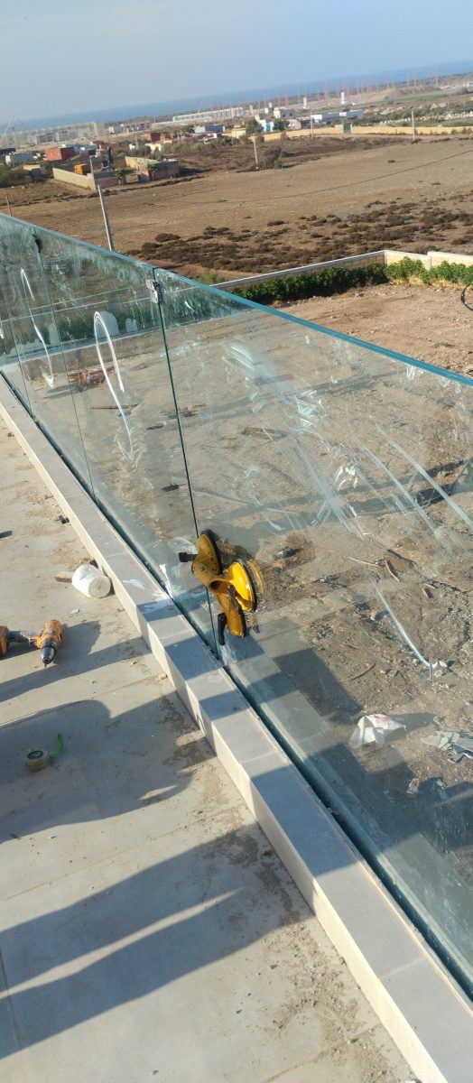 Garde-corps en verre sur terrasse