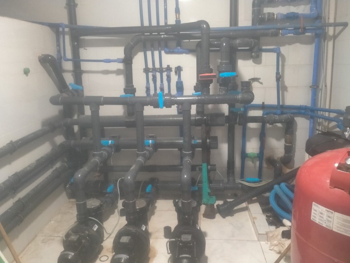Salle des machines de piscine à tuyauteries et pompes