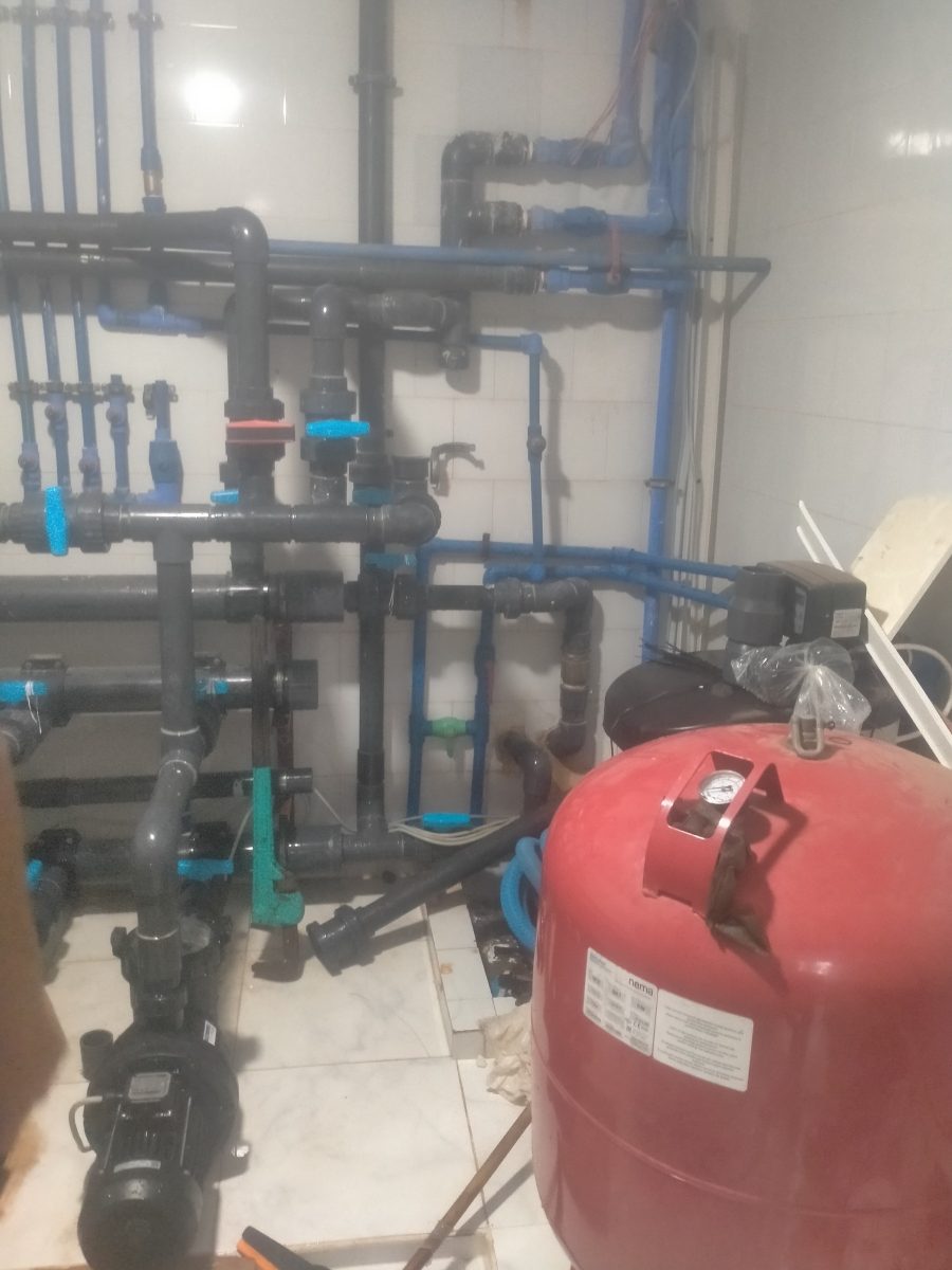 Local de filtration de piscine à filtre sous pression