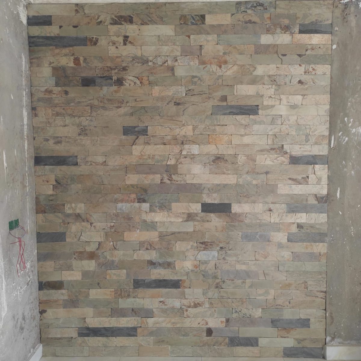 Mur en plaquettes de pierre naturelle aux tons chauds