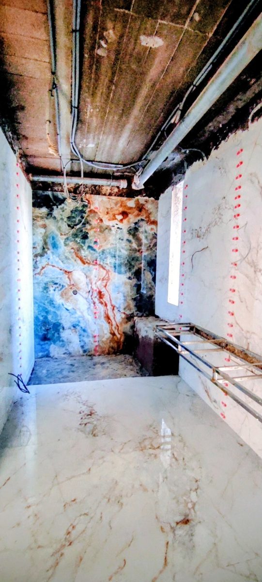 Mur effet onyx bleu et sol effet marbre blanc