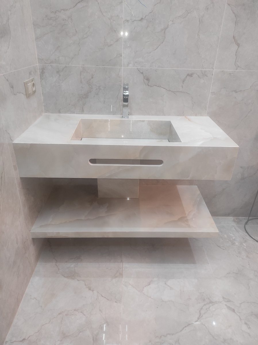 Plan vasque effet onyx clair à vasque intégrée